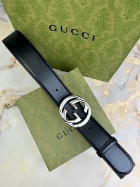 GU 奇腰带 光面平纹牛皮🐂 专属定制真空电镀亮面五金 ,😍时尚出行 🎁配专柜全套包装，宽：4cm💰