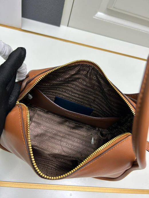 春季特惠💰600 普拉达新款保龄球包KK451 这款Lindy手拎包/肩背款采用小牛皮 商品图8