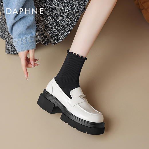 DAPHNE达芙妮三角标乐福鞋 | 独特的三角品牌logo装饰为鞋子整体提升了优雅与时尚感 商品图4