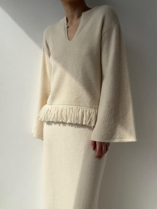 ZAANLI｜ZN10019 羊毛白 羽毛感羊毛花式纱流苏喇叭袖针织上衣 商品图0