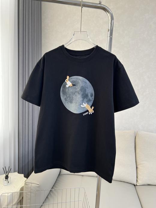 点此购买 罗意威@Suna Fujita联名神秘之旅月球兔子男女款圆领短袖T恤 zc 308659 商品图5