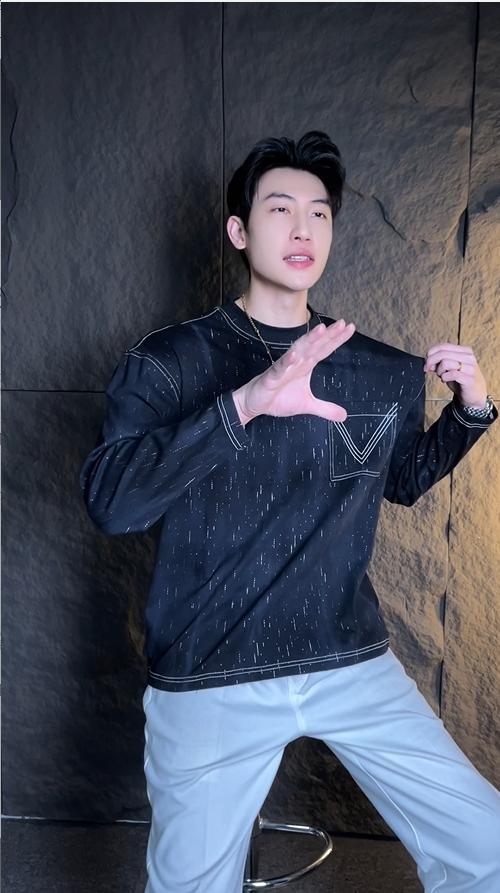 T2201早春新款时尚个性韩版虚线亮闪圆领长袖T恤百搭情侣小众设计上衣 商品图0