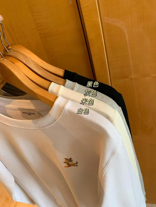 原单正品小狐狸情侣款卫衣 纯棉毛圈质地，手感柔软细腻~ 是咱们卫衣里面数一数二的好穿！ 推荐自留，给自己给家人，情侣款，一家人都能穿
四个色，尺码S-XL 商品图3