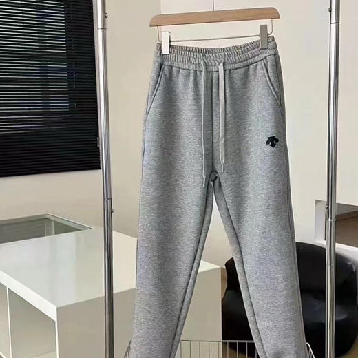 外贸韩国尾单迪桑特运动裤 ，卫裤
3色情侣  立体硅胶logo
不变形，不开裂
品质杠杠好 商品图2