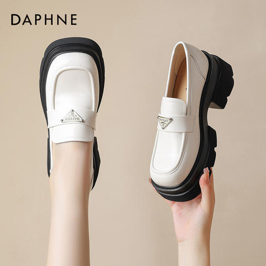 DAPHNE达芙妮三角标乐福鞋 | 独特的三角品牌logo装饰为鞋子整体提升了优雅与时尚感 商品图3