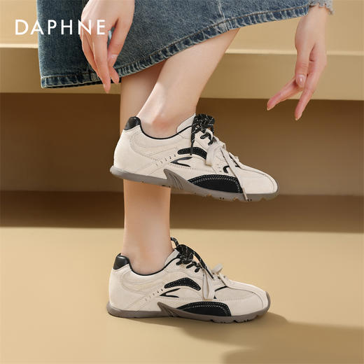 DAPHNE达芙妮轻便撞色运动款德训鞋 | 鞋面&鞋带撞色设计，让每一步都充满个性。 商品图4