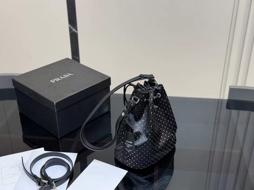 D020946手拎和斜挎都好好看！抽绳束口尼龙水桶包 商品图10