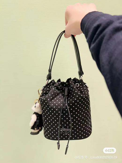 D020946手拎和斜挎都好好看！抽绳束口尼龙水桶包 商品图1