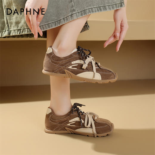 DAPHNE达芙妮轻便撞色运动款德训鞋 | 鞋面&鞋带撞色设计，让每一步都充满个性。 商品图3