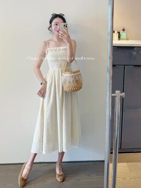 小白裙  竖纹肌理纯棉质感打揽包裹显瘦法式花边吊带连衣裙 米白色