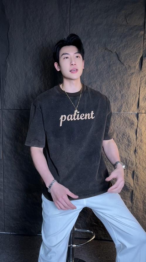 8225夏季新款做旧洒金亮片字母T恤百搭休闲男士短袖潮流时尚上衣 商品图0