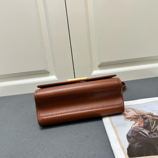 春季特惠💰680 LV女包 這款Slim版本的經典Twist MM手袋50507是貼合身型的款式 商品图8