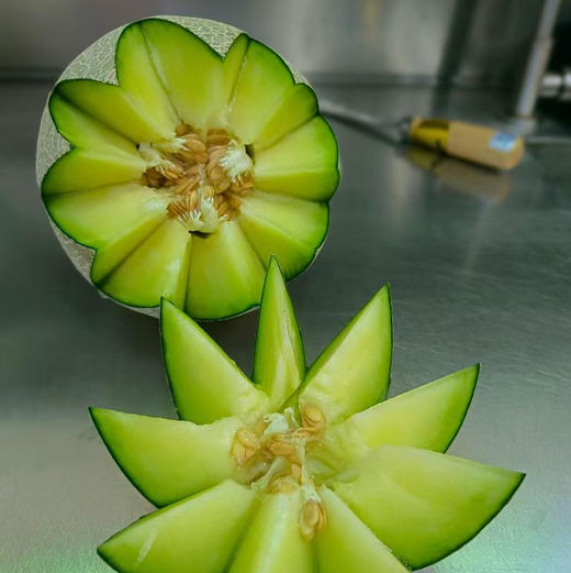 【高端新鲜网纹蜜瓜/红肉网纹瓜】越放越甜，原自日本品种，海南有机种植网纹瓜。一藤一瓜，瓜中之~果形圆正，艺术般的网纹，翡翠般的果肉，放软了吃口感更佳，～ 商品图4