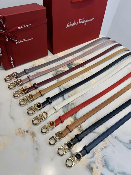 菲拉 女士窄版腰带，双面牛皮🐂，纤细柔美，十字纹带搭配经典Gancini扣头，个性百搭 可作腰间装饰 ，🎁配专柜全套包装，宽:1.5CM 商品图0