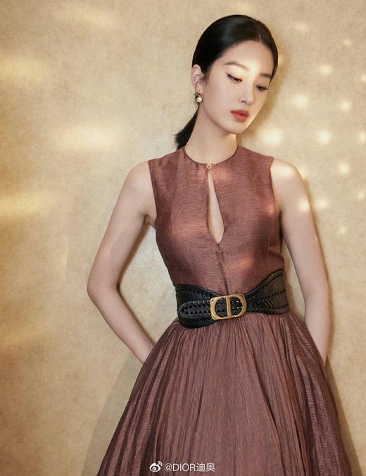 D家 宽腰封！新宠宽腰带，经典的马鞍线条，非常显腰型，非常大气！[得意]纯手工编织牛皮🐂，做工繁琐用皮量多，非常有份量[悠闲]，最宽处10cm，最窄处4cm 商品图0