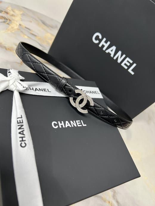 香家 双C新款女士腰带 🛠纯手工镶嵌 闪耀夺目， 凌格样式带身，时尚吸睛 柔软舒适 💃🏻时尚易搭细腰带，🎁配全套专柜包装 ，宽:2cm 商品图0