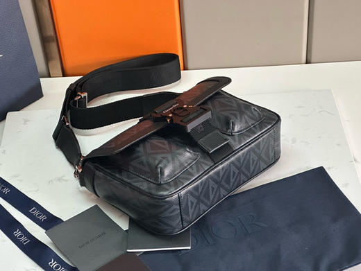 春季特惠💰900 这款 Hit the Road 手袋搭配肩带93380 商品图3