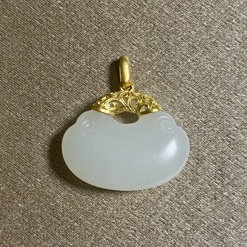 18K古法黄金和田玉俄料（白玉）吊坠--如意锁/云纹锁15*20mm