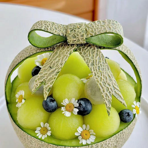 【高端新鲜网纹蜜瓜/红肉网纹瓜】越放越甜，原自日本品种，海南有机种植网纹瓜。一藤一瓜，瓜中之~果形圆正，艺术般的网纹，翡翠般的果肉，放软了吃口感更佳，～ 商品图3