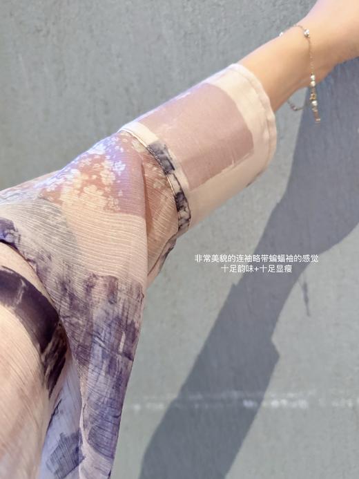 动人时刻 晕染感印花超绝版型优美感十足的顺纡绉单排扣雪纺衬衫 温柔紫色系 商品图3