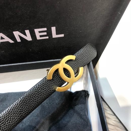 香家细小腰带，鱼子酱纹小牛皮搭配磨砂底带身，非常柔软手感好，夏天搭配裙子👗美美哒，超级耐看的复古五金扣头，🎁配专柜全套包装，宽:2CM 商品图0