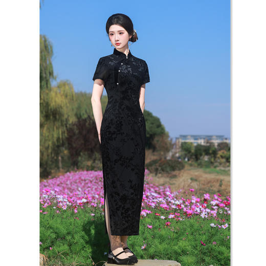 2025春夏新款日常复古国风改良新中式长款黑色植绒旗袍SYK21982 商品图3