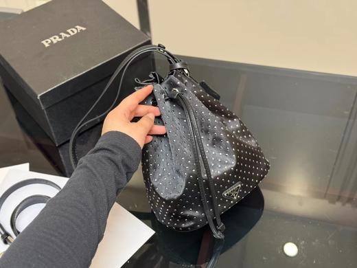 D020946手拎和斜挎都好好看！抽绳束口尼龙水桶包 商品图0