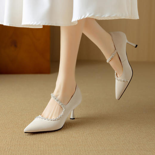 【预售5天】初春气质法式名媛尖头单鞋仙女米白色高跟鞋细跟水钻丝绸羊皮婚鞋DB&M6170 商品图0