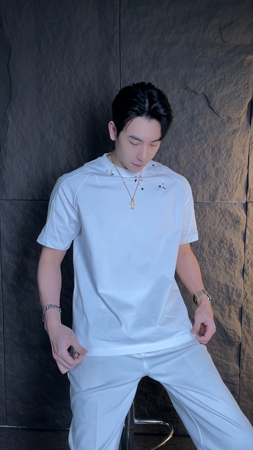 T2164早春新款时尚个性韩版纯色烫钻圆领短袖T恤小众设计百搭套头上衣