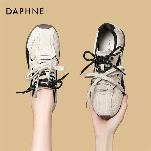 DAPHNE达芙妮轻便撞色运动款德训鞋 | 鞋面&鞋带撞色设计，让每一步都充满个性。 商品图1
