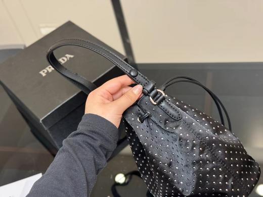 D020946手拎和斜挎都好好看！抽绳束口尼龙水桶包 商品图7