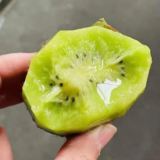 塔顿品种猕猴桃终于来啦  拿到就能吃无需等，甜！！塔顿是个品种，就像斯凯拉雷之于金车，猕猴桃中王一样的存在！高原大山原生态，果肉细嫩多浆，满满的VC，清甜爽口 清香化汁，口感是真的好！ 商品图2