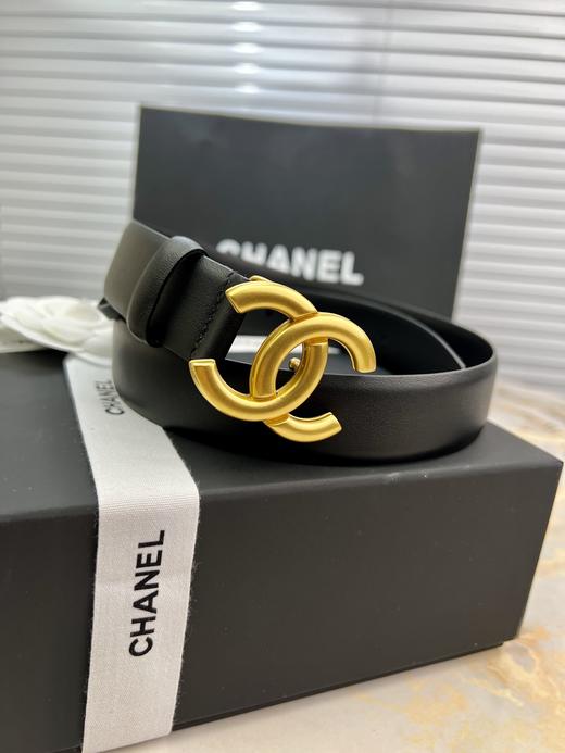 香家 新款女士腰带，特色扣头配搭牛皮🐂带身，简单易搭，点亮腰间，可当束腰带可系裤头，非常随性！🎁配专柜全套包装，宽:3cm 商品图0