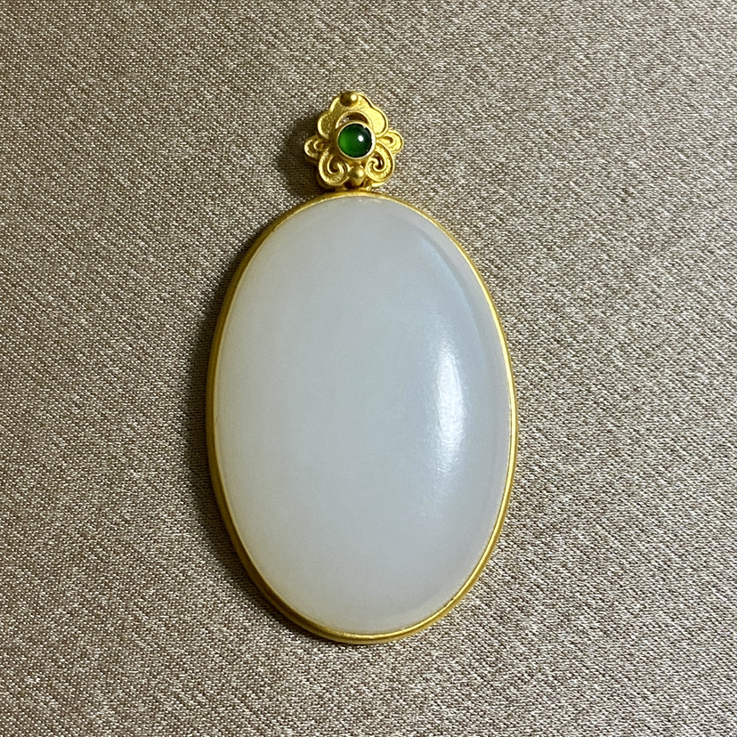 18K古法黄金和田玉俄料（白玉）蛋面吊坠/蛋面20*30mm/配镶翡翠