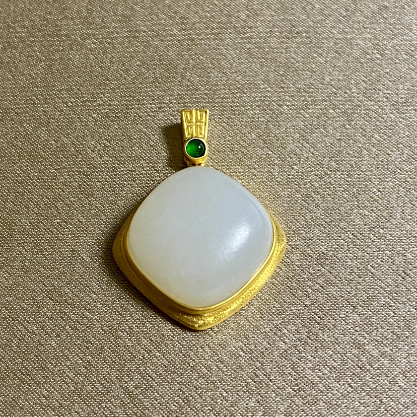 18K古法黄金和田玉俄料（白玉）方糖吊坠/单面方形15*15mm/配镶翡翠