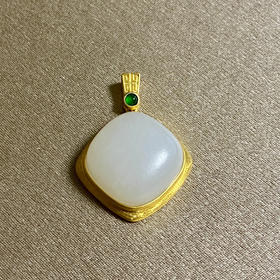 18K古法黄金和田玉俄料（白玉）方糖吊坠/单面方形15*15mm/配镶翡翠