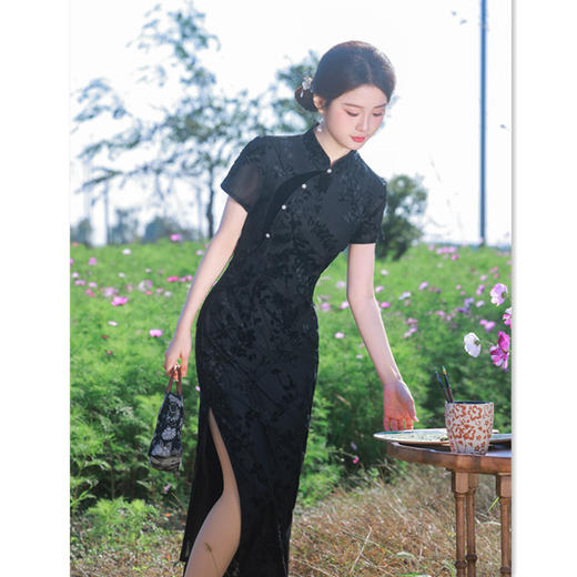 2025春夏新款日常复古国风改良新中式长款黑色植绒旗袍SYK21982 商品图2