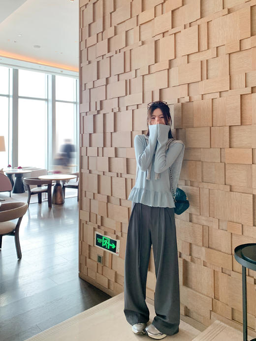 【99元任选2件】新品现货秒杀！卖完下架不再补 ！微信粉丝打折价！！ 2色下摆花边高领T恤打底衫 商品图5