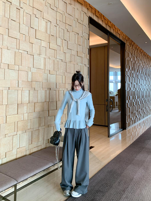 【99元任选2件】新品现货秒杀！卖完下架不再补 ！微信粉丝打折价！！ 2色下摆花边高领T恤打底衫 商品图3