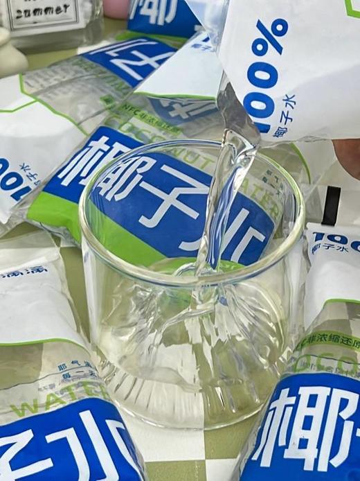 🥥耶气满满大合集来啦！！ 😍哪个都好吃好喝啊 方便携带让人食欲满满 ！！！ 椰子水/生椰汁/苹果汁/粉椰子水/石榴汁/香水椰 减脂期姐妹喝💥饱腹感强，一小袋很方便携带 商品图9