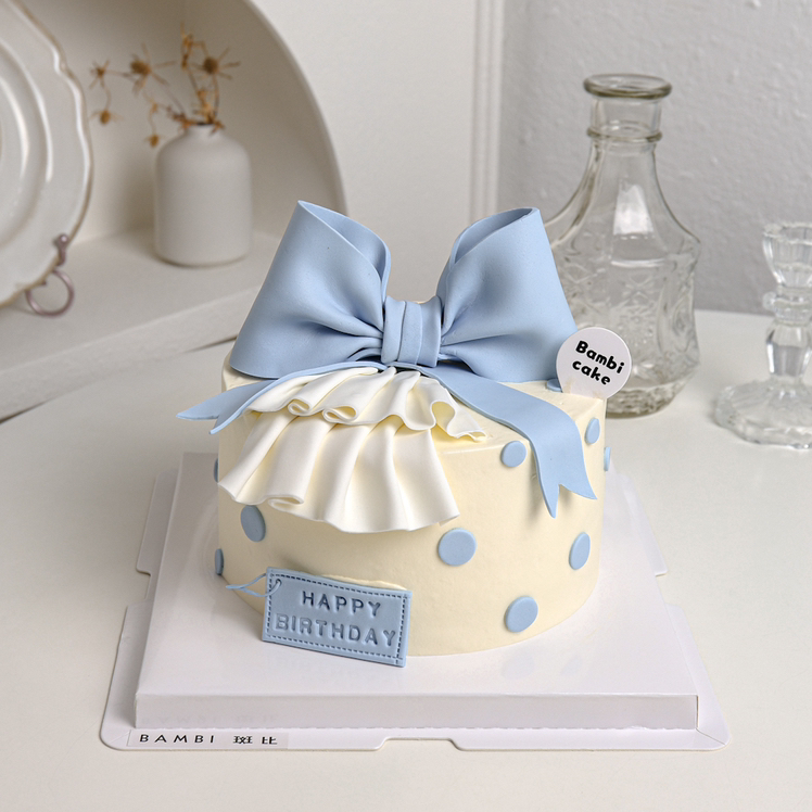 甜美裙边蝴蝶结蛋糕