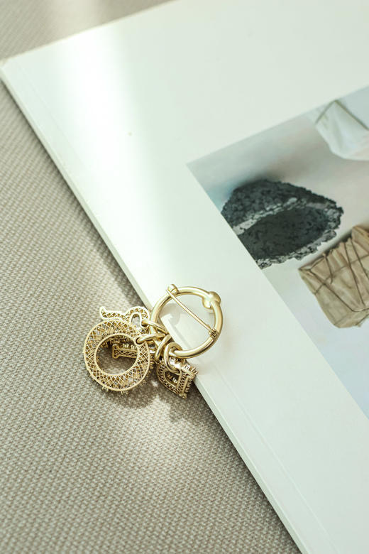 轻奢字母镶钻胸针 商品图2