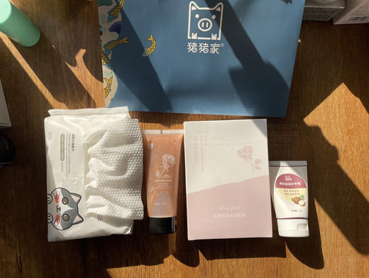 玫瑰主题限定悦人悦己伴手礼：玫瑰花瓣洁面晶 玫瑰果油 150ml玫瑰园鲜活水 50g玫瑰菁纯霜 5片玫瑰花萃面膜 手护组合两件套（椰奶护手霜和茶树手消）：纯原料级鲜活玫瑰香氛主打，还可组合其他心悦组合 商品图1