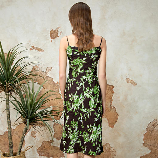 EITIE爱特爱法式气质印花垂坠显瘦吊带连衣裙2025春新款8107825 商品图4