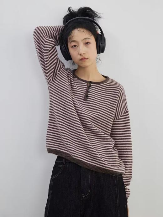 步履不停/5A13259C/条纹亨利领毛衣 商品图1