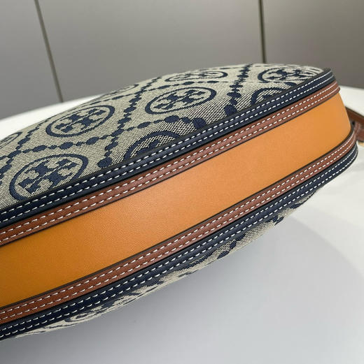 TORY BURCH T Monogram 老花满印可拆卸肩带编织 提花皮革饰边 新月包单肩斜挎手提包 迷你 女款 海军蓝（CB） 商品图3