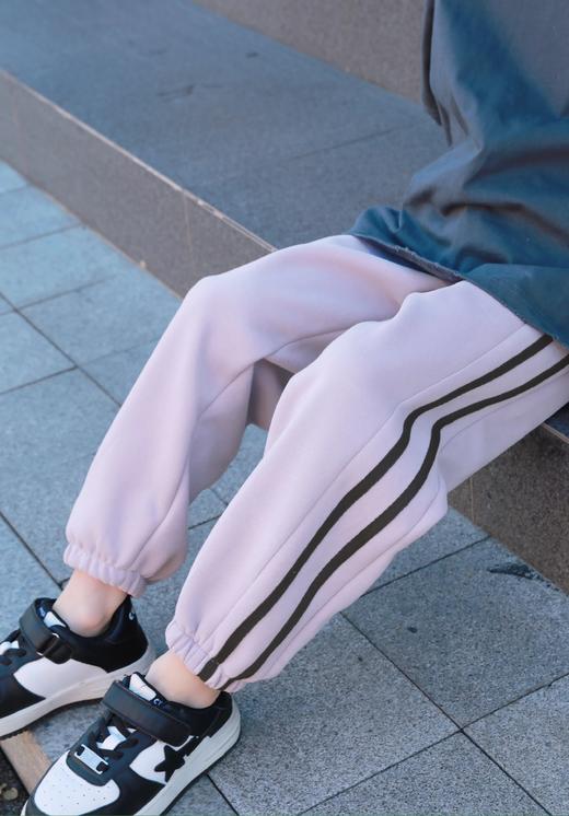 【两件69元 拍两件自动减价 单件不发货】心唯爱春韵侧条儿童卫裤NF515，选用高级的弹性织带作为侧边条原料，撞色搭配，宽边弹性松紧带设计，不勒小肚子 商品图5