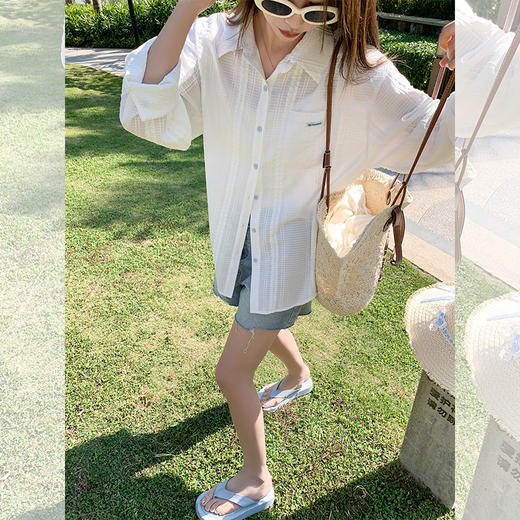 <曾小咸推荐>休闲慵懒风百搭蓝扣子白色衬衫 商品图0