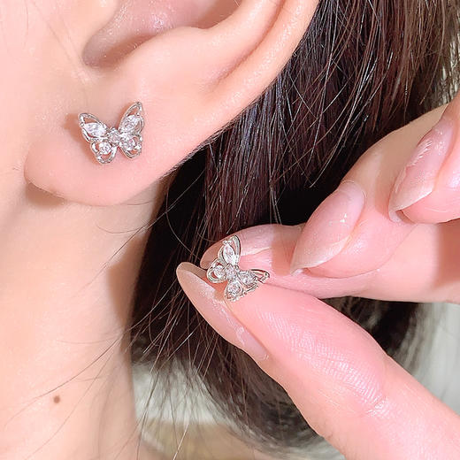 卡蒂罗/KADER 蝴蝶精灵耳钉 接住招财的玄学蝴蝶！闪闪蝶舞满镶宝石璀璨吸睛纯银耳饰 优雅温柔秋冬百搭 商品图3