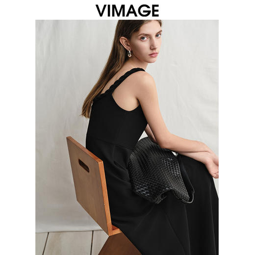 VIMAGE纬漫纪时尚露背基础款简约宽吊带黑色礼服连衣裙2025春季新款V2377905 商品图2